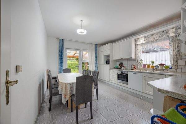 zeitlose Einbauküche mit Essbereich