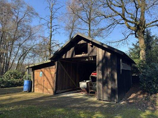 Holz- und Treckerunterstand