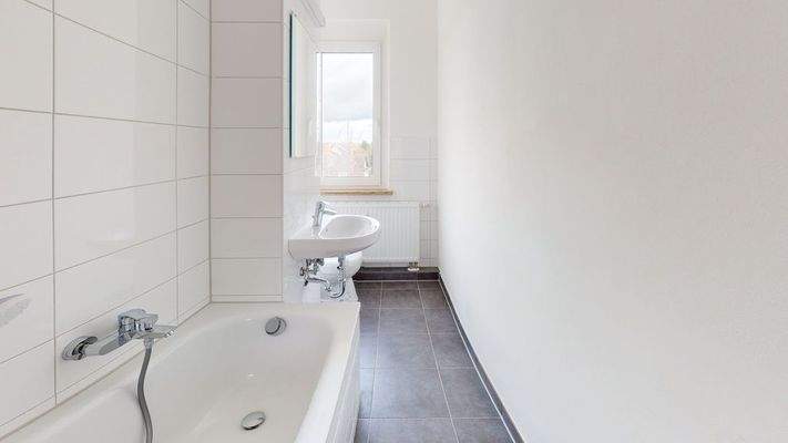 Tageslichtbad mit Wanne