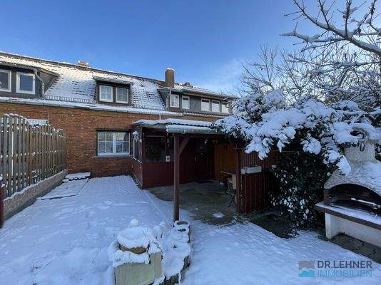 Rückseite mit überdachter Terrasse