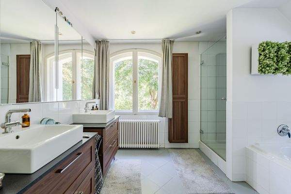 Großzügiges Badezimmer im Obergeschoss