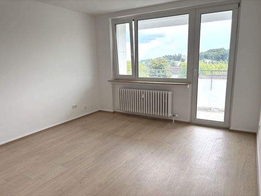 Wohnzimmer 1 & Ausgang Balkon