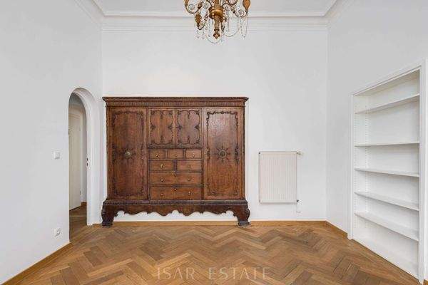 1. Obergeschoss Zimmer 4 mit historischen Wandschrank