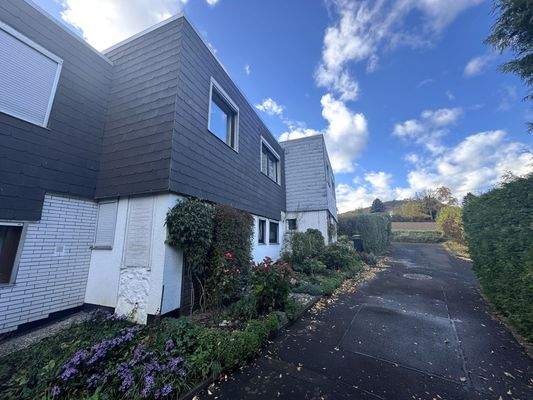 Außenansicht mit Fußweg