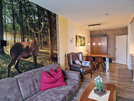 Wohnzimmer mit Essplatz u. Küchenzeile