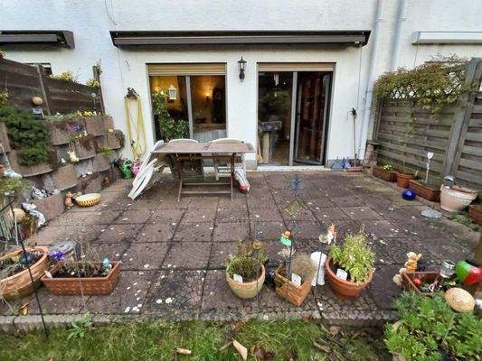 Gartenterrasse mit Sonnenmarkise