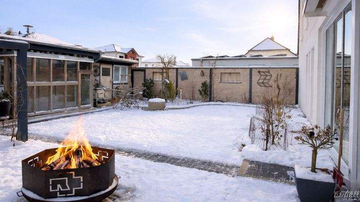 Aussicht vom Wintergarten in den gemütlichen Garten