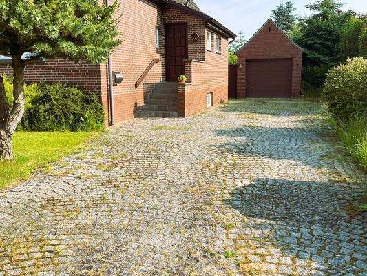 Hausansicht Hof Garage