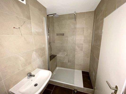 Bad mit großer Dusche