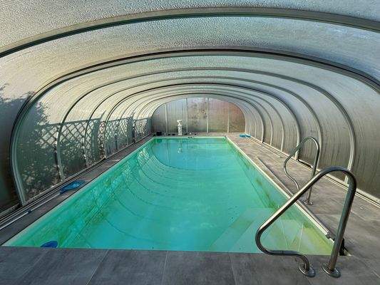 Überdachter Pool