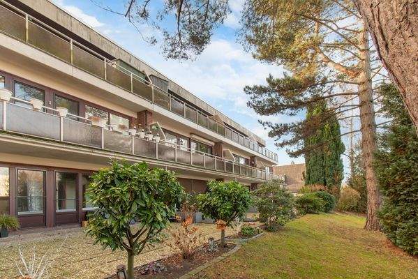 Ruhiger Gartenbereich mit Beeten in Steineinfassung