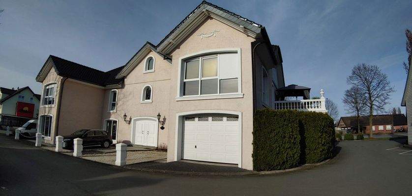 Hauseingang-Wohnzimmer-Balkon 