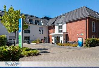Frontansicht mit Parkplatz
