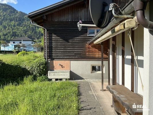 Hinter dem Haus