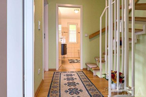 Blick vom Flur zum Bad