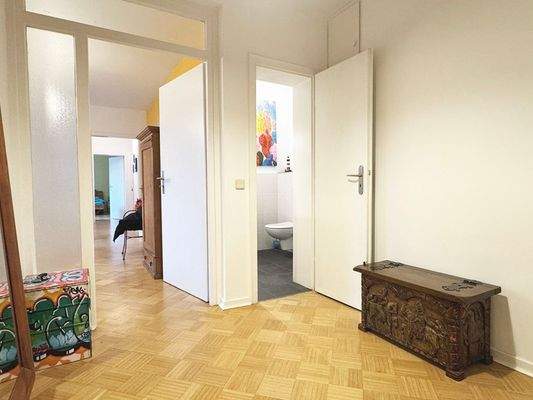 großer Eingangsbereich mit Einbauschränken