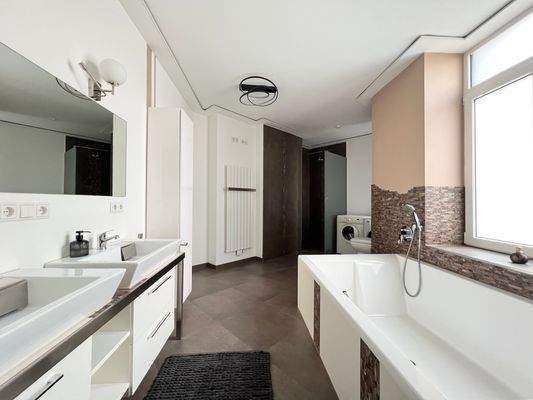 Helles Tageslichtbadezimmer mit Rainshower-Dusche und großer Badewanne 