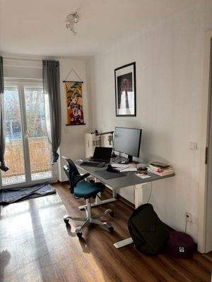 Arbeitszimmer mit hellbraunem Vinylboden, weißen tapezierten Wänden, Rolladen 2.jpg