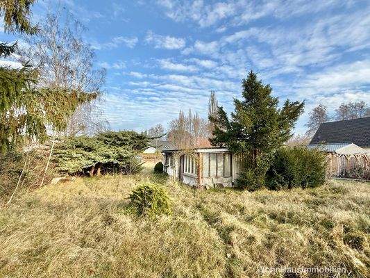 Blick über das vordere Grundstück zur Straße