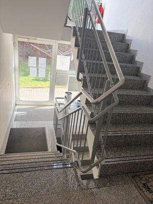 Treppenhaus mit Eingangstür