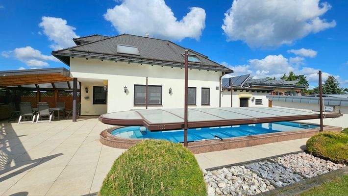 Hausansicht mit Pool