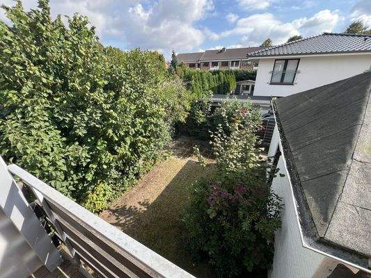Blick vom Balkon auf die Gartenfläche