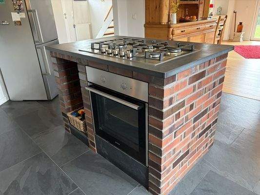 moderne Küche und tolle Kochinsel (4)