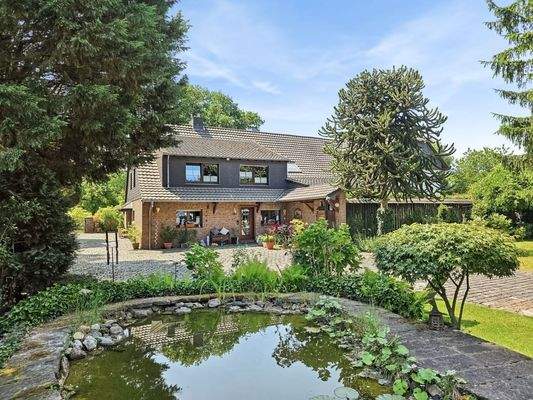 Hausansicht mit Teich