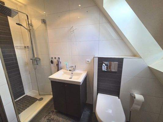 Bad mit Dusche/WC 2. OG