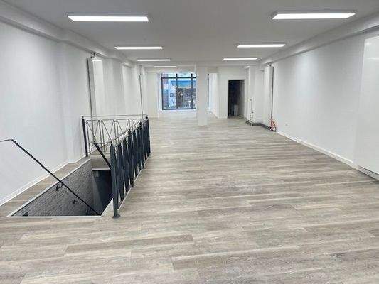 Innenansicht mit WC- und Kellerzugang