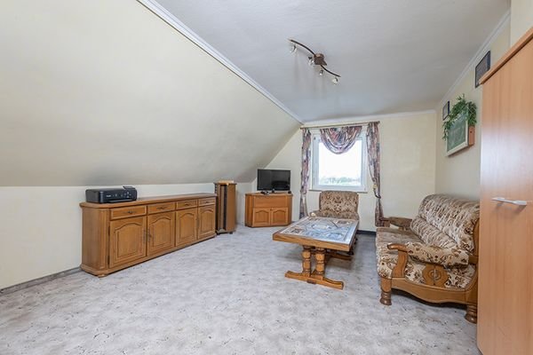 Wohnzimmer oder großes Schlafzimmer im Obergeschoss