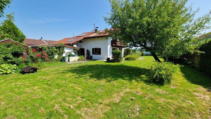 Sonniges Grundstück.jpg