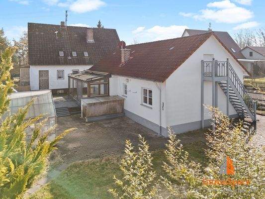 Blick auf den Bungalow und den Garten