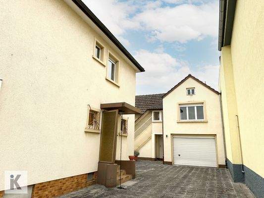 Hof mit Garage Hinterhaus