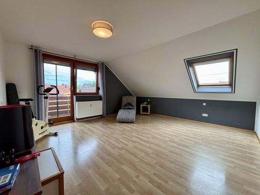 Schlafzimmer mit Zugang zum Balkon