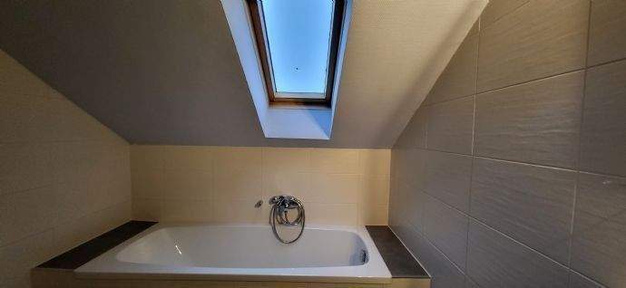 Bad mit Wanne und Fenster