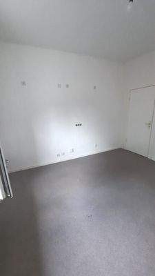 Leeres Zimmer mit Teppichboden