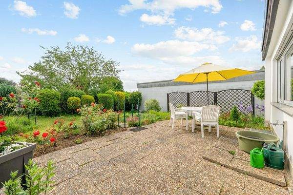 Terrasse mit angrenzendem Garten