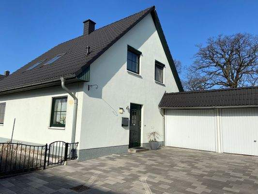 Eingang und Doppelgarage