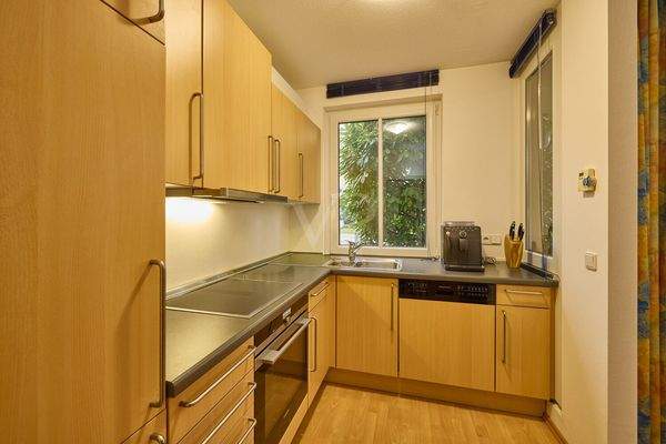 Helle Küche mit Einbauküche