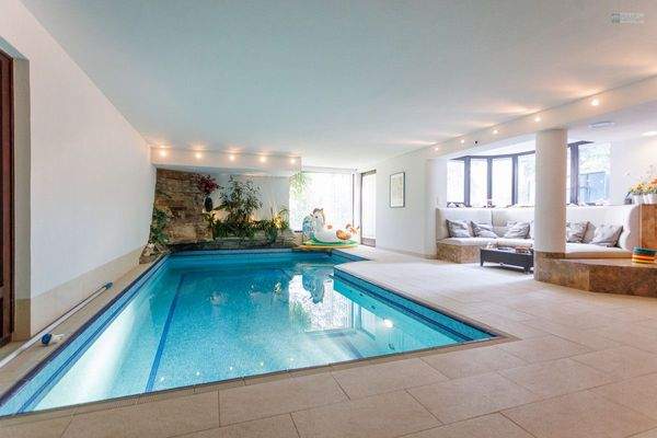 Indoorpool mit Wellnessbereich und Sauna