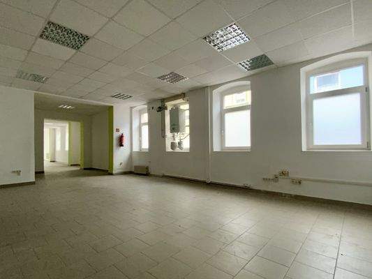 zusätzliche Verkaufsfläche und Lagerräume