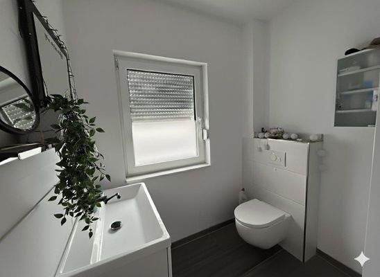 Gäste-Badezimmer im Erdgeschoss mit Dusche