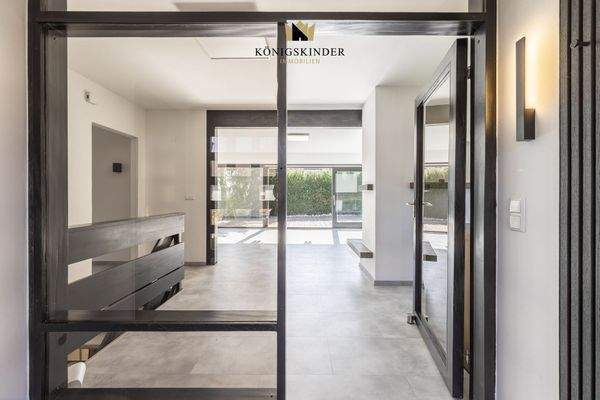 Heller Windfang aus Glas