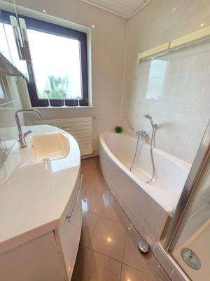 1. OG Tageslichtbad mit Badewanne & Dusche (1) #105643