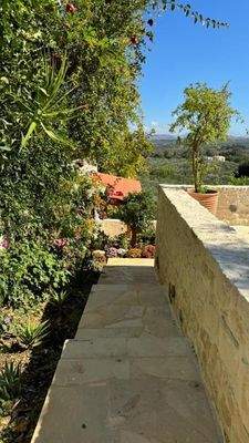 Kreta, Kournas: Malerisches Steinhaus mit bezauberndem See- und Meerblick zu verkaufen