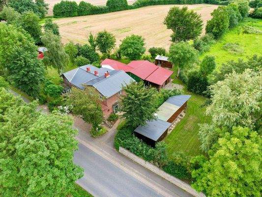 Großes Grundstück mit ehemaligen Stallgebäude