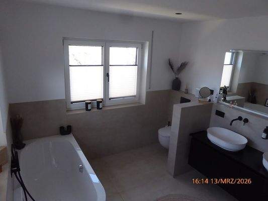 Bad mit Waschtisch und Unterbauschrank.JPG