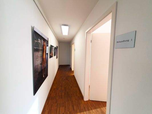 Flur mit Zugang zu weiteren Praxis-_Büroräumen.jpg