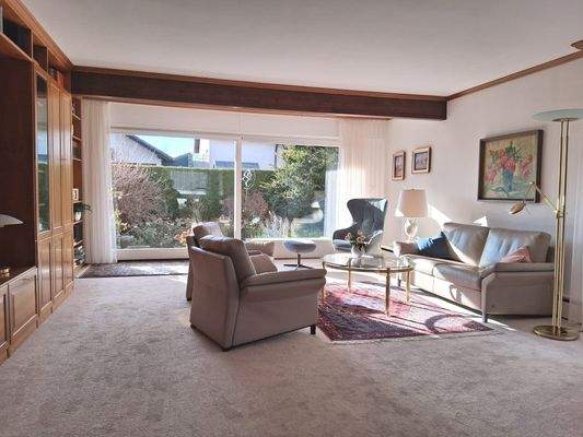 Wohnzimmer mit Zugang zur Terrasse